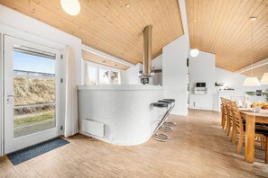 Dining - Lovely holiday home with Hot tub, sauna and space for 8 people (Ringkøbing)
