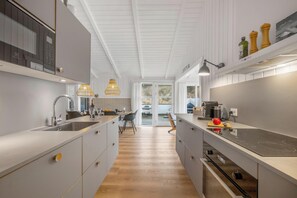 Fridge, microwave, oven, dishwasher - Lovely holiday home with activity room 100 meters from the North Sea in Årgab (Hvide Sande)