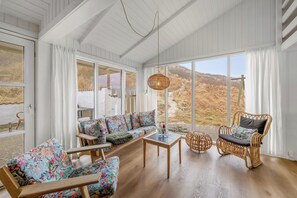 TV, table football, ping pong - Lovely holiday home with activity room 100 meters from the North Sea in Årgab (Hvide Sande)