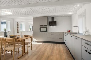 Fridge, microwave, oven, stovetop - Luxury house with outdoor hot tub and activity room, and unique view of Thy. (Hanstholm)