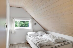 11 bedrooms, free WiFi - Large pool house for 24 people, with almost everything in activities, 300. (Vinderup)