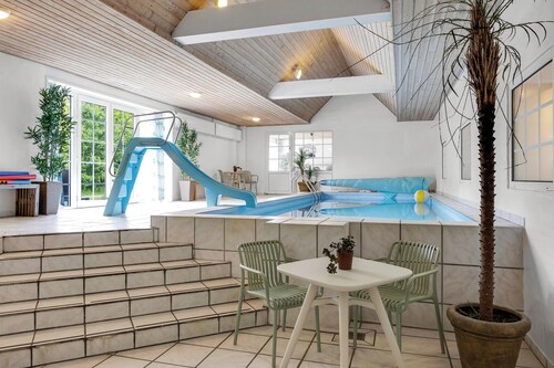 Large pool house for 24 people, with almost everything in activities, 300.