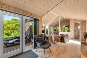 Interior - Lovely holiday home with 6-person outdoor hot tub, close to the North Sea and. (Ringkøbing)