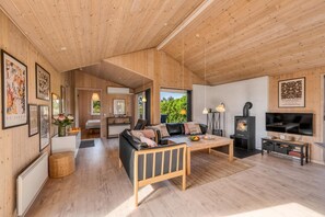 TV - Lovely holiday home with 6-person outdoor hot tub, close to the North Sea and. (Ringkøbing)