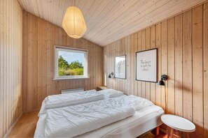 3 bedrooms, free WiFi - Lovely holiday home with 6-person outdoor hot tub, close to the North Sea and. (Ringkøbing)