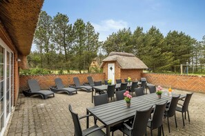 Outdoor dining - Large pool house in Husby with sleeping space for 18 people. (Ulfborg)