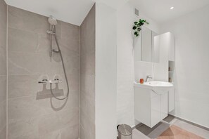 Bathroom - Lovely holiday home, completely renovated in 2025, in quiet and beautiful. (Sønder Felding)