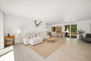 Living area - Lovely holiday home, completely renovated in 2025, in quiet and beautiful. (Sønder Felding)