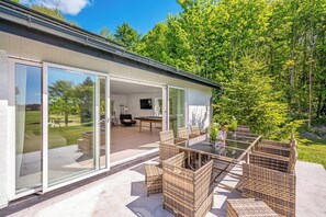 Outdoor dining - Lovely holiday home, completely renovated in 2025, in quiet and beautiful. (Sønder Felding)