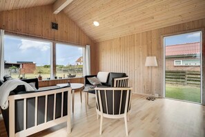 Living area - Lovely holiday home with fenced plot, 300 meters from the North Sea in Thy. (Lildstrand)