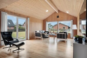 Living area - Lovely holiday home with fenced plot, 300 meters from the North Sea in Thy. (Lildstrand)