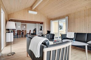 Living area - Lovely holiday home with fenced plot, 300 meters from the North Sea in Thy. (Lildstrand)