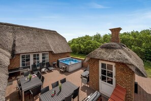 Outdoor dining - Large 18-person pool house with outdoor hot tub, outdoor sauna and enclosed. (Ulfborg)