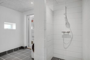 Bathroom - Renovated holiday home with free consumption, close to the North Sea and the. (Hanstholm)