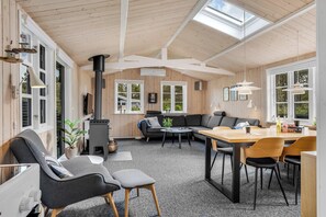 TV - Lovely renovated holiday home, with large enclosed terrace, in Vorupør by the. (Thisted)