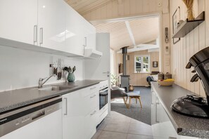 Fridge, microwave, oven, stovetop - Lovely renovated holiday home, with large enclosed terrace, in Vorupør by the. (Thisted)