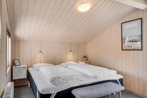 3 bedrooms, free WiFi - Lovely renovated holiday home, with large enclosed terrace, in Vorupør by the. (Thisted)