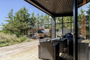 Outdoor dining - Lovely holiday home with outdoor sauna and wilderness bath, close to Klitmøller. (Thisted)