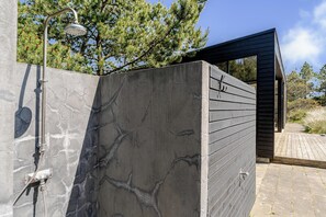 Property grounds - Lovely holiday home with outdoor sauna and wilderness bath, close to Klitmøller. (Thisted)