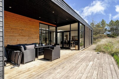 Lovely holiday home with outdoor sauna and wilderness bath, close to Klitmøller.