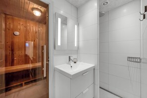 Bathroom - Large, well-maintained holiday home near Søndervig, with activity room,. (Ringkøbing)