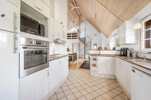 Fridge, microwave, oven, stovetop - Large holiday home on 2 levels, with views of Ringkøbing Fjord and outdoor. (Skjern)