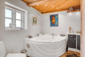 Bathroom - Lovely holiday home with wilderness bath and outdoor sauna, centrally located. (Thisted)