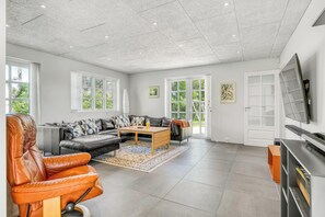 Smart TV - Lovely holiday home with wilderness bath and outdoor sauna, centrally located. (Thisted)