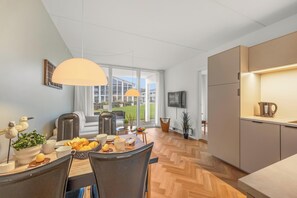Dining - Tasteful holiday apartment in the heart of Søndervig with covered terrace. (Ringkøbing)