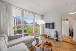 TV - Tasteful holiday apartment in the heart of Søndervig with covered terrace. (Ringkøbing)