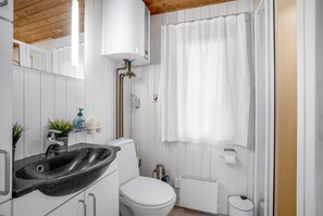 Bathroom - Lovely holiday home with a large terrace and outdoor hot tub, 500 meters from. (Frøstrup)