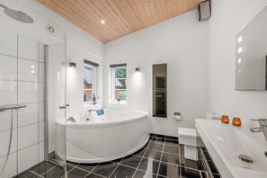 Bathroom - Lovely thatched holiday home with spa and sauna. (Ulfborg)