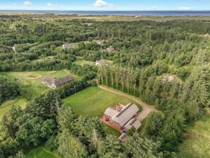 Exterior - Lovely thatched holiday home with spa and sauna. (Ulfborg)