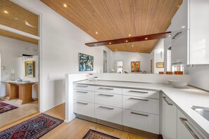 Fridge, microwave, oven, stovetop - Lovely thatched holiday home with spa and sauna. (Ulfborg)