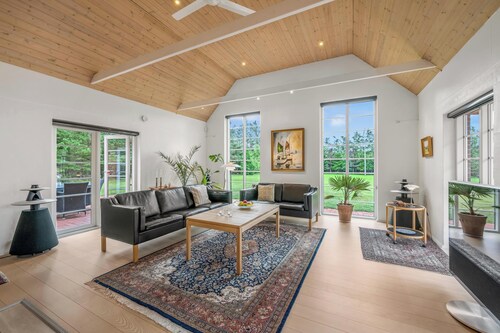 Lovely thatched holiday home with spa and sauna.