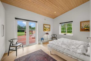 3 bedrooms, free WiFi - Lovely thatched holiday home with spa and sauna. (Ulfborg)