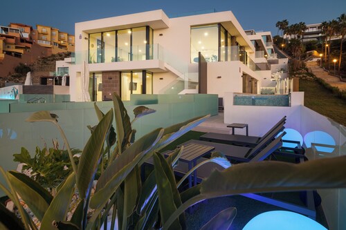Lux 200m NEW B Villa with heated pool, ocean view