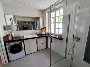 Een douche, handdoeken