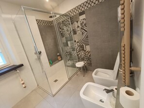Een douche, handdoeken