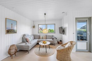 TV - Lovely holiday home, renovated in 2025, located only 800 meters from the North. (Nr. Lyngvig)