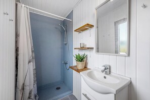 Bathroom - Lovely holiday home, renovated in 2025, located only 800 meters from the North. (Nr. Lyngvig)