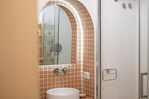 Regadera, bidet, toallas, shampoo 