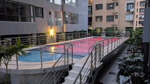 Outdoor pool - Charming 2-bedroom apartment in cool Nairobi neighborhood (Nairobi)