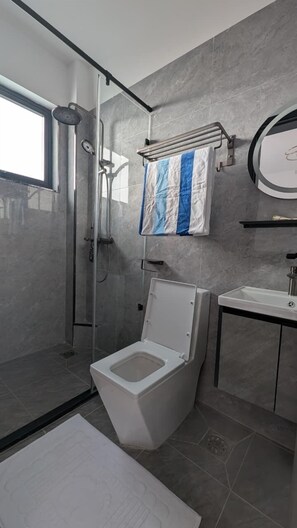 Handtücher, Seife, Shampoo, Toilettenpapier
