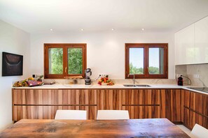 Fridge, microwave, oven, stovetop - Villa 'Casa Romani - Begur' with Private Pool, Private Terrace and Wi-Fi (Begur)