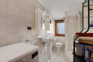 A bathroom with a bathtub, sink, and toilet. - ‘Chiavari Elegante’ Apartment with Private Terrace, Balcony and Air Conditioning (Chiavari)