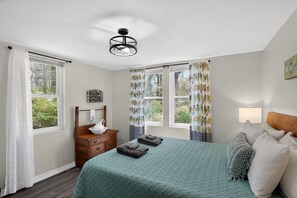 3 bedrooms, iron/ironing board, WiFi, bed sheets