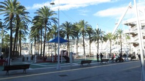 A public square with palm trees, benches, and a playground. - Apartment 'Cavour' with Wi-Fi (Genova)