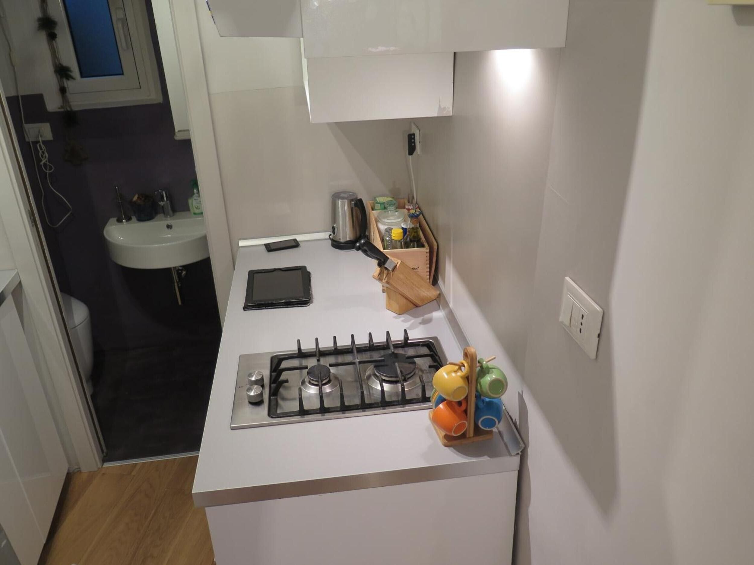 Geladeira, cooktop, chaleira elétrica, torradeira