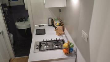 Geladeira, cooktop, chaleira elétrica, torradeira